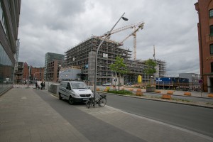 Breiter Fussweg, breiter Radweg, Parkplätze - sieht alles fertig aus undwird jetzt doch noch einmal ganz neu gemacht